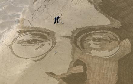 Dibujo en la arena del cantante británico John Lennon, obra del artistas peruano Germán Cedano.